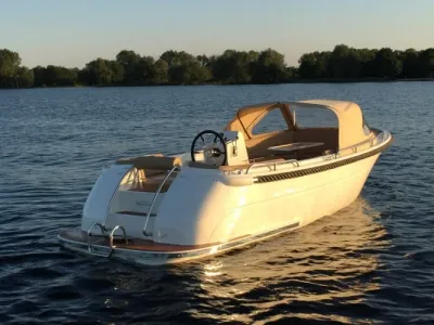 Tender op rustig water bij zonsondergang