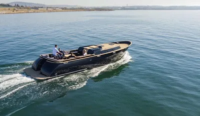 sloep op rustig water bij kust