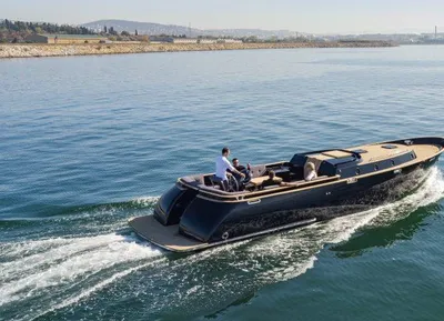 Tender op open water met kustlijn