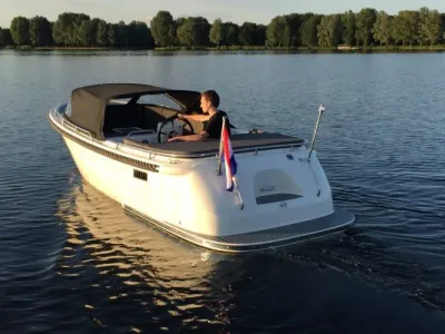 tender op rustig water met bestuurder