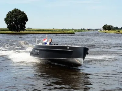 zwarte open boot op rivier