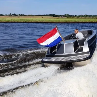 open consoleboot op het water met vlag