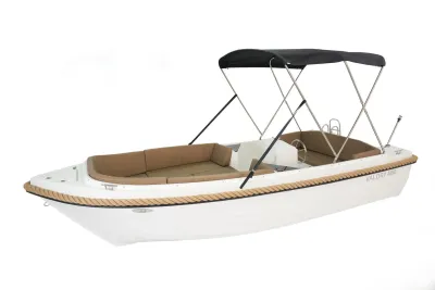 sloep op witte achtergrond met bimini