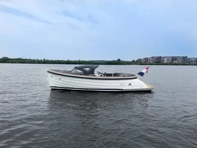 witte sloep op rustig water