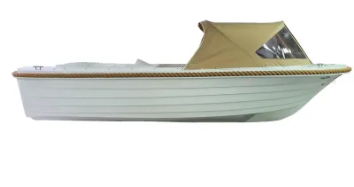 zijaanzicht sloep op witte achtergrond