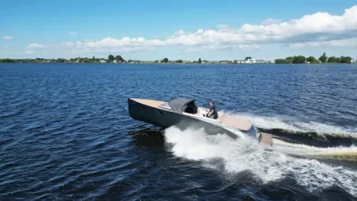 tender vaart op open water