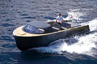 sloep met stuurman op open water