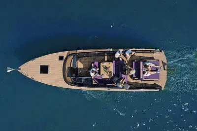 sloep op open water vanuit vogelperspectief