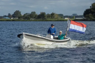 kleine open sloep met twee personen
