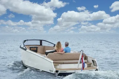 achteraanzicht van sloep met twee passagiers