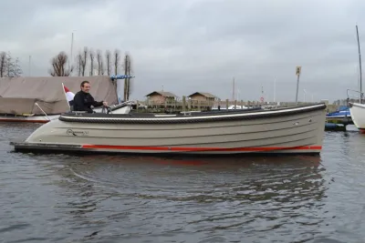 motorboot op rustig water bij jachthaven