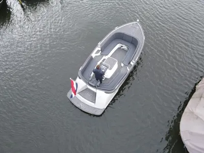 bovenaanzicht van een kleine sloep in water