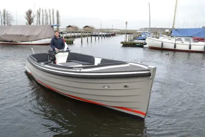 motorboot in jachthaven met persoon