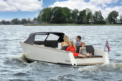 sloep met gezin op het water