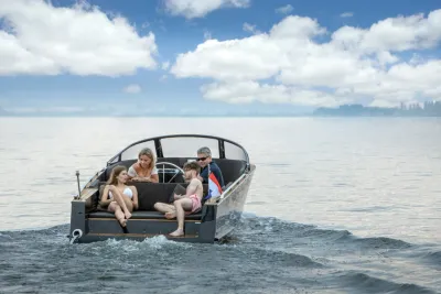 vier personen op een kleine open sloep