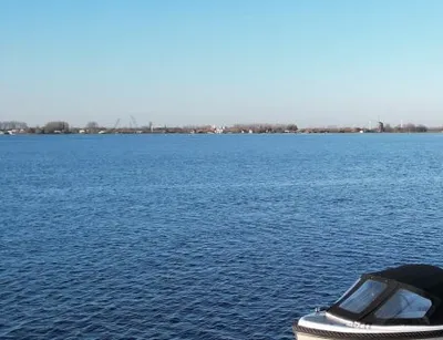 kleine tender op open water