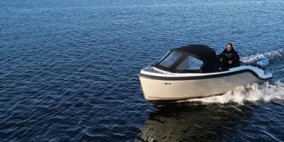 kleine tender op open water