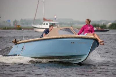 Sloep op het water met twee personen