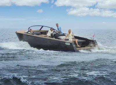 sloep trekt mensen op een opblaasbare band