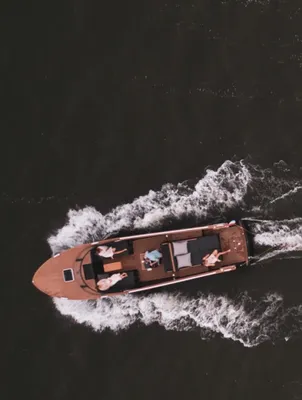 luchtfoto van sloep met persoon op band