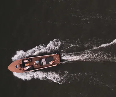 luchtfoto van een sloep op donker water