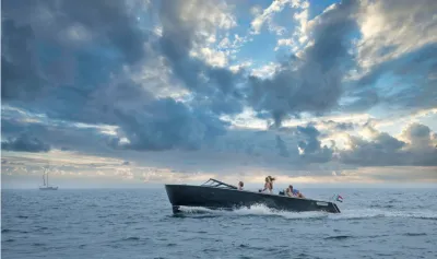 sloep met passagiers op open water