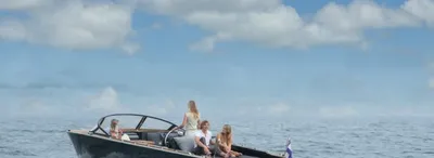 sloep met mensen op open water