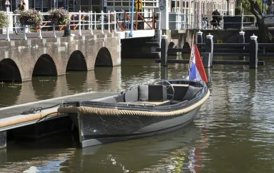 open sloep afgemeerd in een gracht