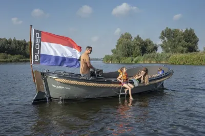 sloep met mensen op rivier