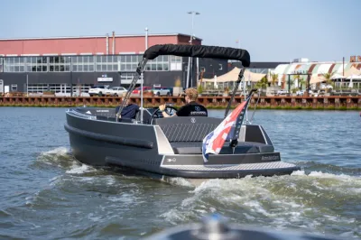 kleine elektrische tender in haven