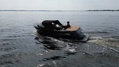 Tender op open water met bestuurder