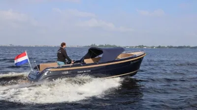 sloep met stuurman op open water