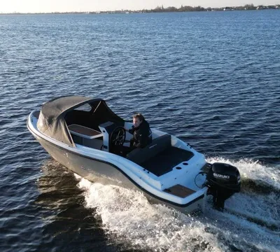 kleine motorboot op water