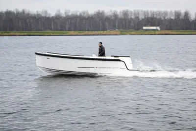 witte tender op het water met bestuurder