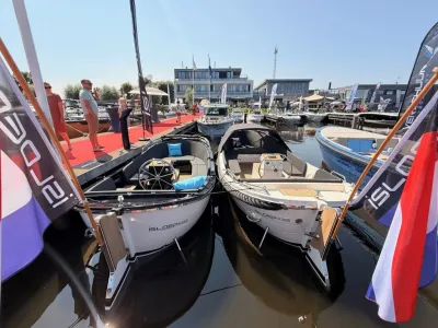 twee sloepen aangemeerd in jachthaven