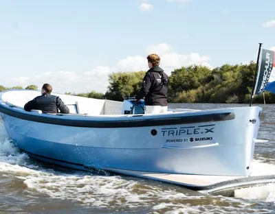 sloep op het water met twee personen