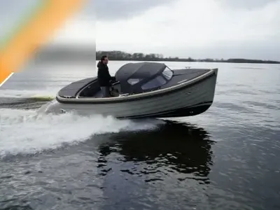 grijze tender op het water met bestuurder
