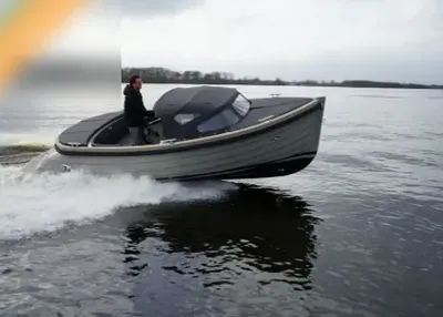 grijze tender op het water met bestuurder