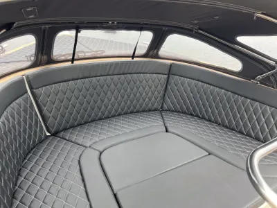 kuipzitting en interieur van boot