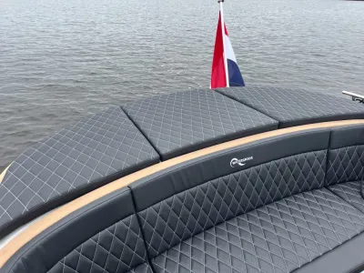 achterkant van boot met gestikte kussens