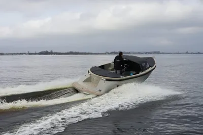 Tender op het water bij bewolkte lucht