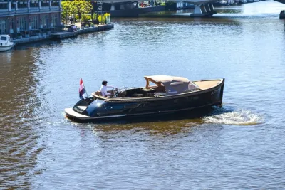 motorboot op kanaal met bestuurder