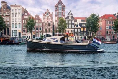 boot op kanaal voor Amsterdamse grachtenpanden
