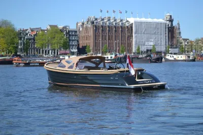 motorboot op water met gebouwen op achtergrond