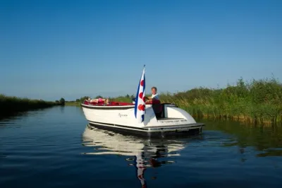 witte open boot op rustig water