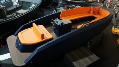 donkerblauwe tender met oranje zitkussens