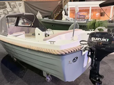 sloep met buitenboordmotor in showroom