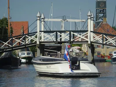 sloep in kanaal bij houten brug