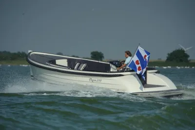 sloep varend op open water met bestuurder