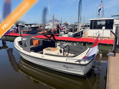 sloep aangemeerd in jachthaven